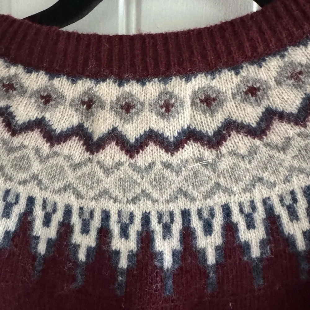 Elegant Burgundy Lambs Wool Cozy Cardigan with Nordic Pattern - Picture 5 of 5